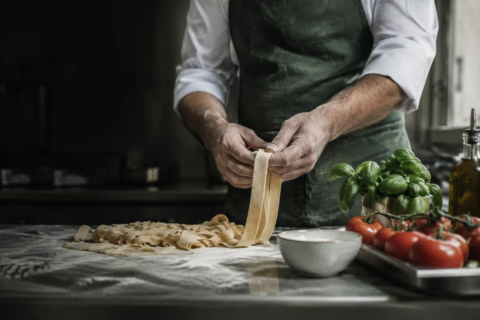 Frische Pasta wird in einer Küche von Hand zubereitet.